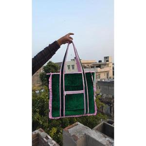 Bolsa de lona acolchada de algodón hecha a mano con estampado tradicional, elegante, duradera y espaciosa, perfecta para viajes de fin de semana. - Product Image 5