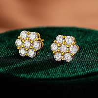 Boucles d'oreilles clous florales entièrement pavées en argent sterling 925 plaqué or avec moissanite ronde, délicates boucles d'oreilles fleur pour femme