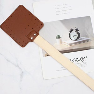 Raquette anti-moustiques à manche en bois, style japonais et coréen, raquette manuelle en cuir PU, simple et pratique, peut être accrochée - Product Image 2