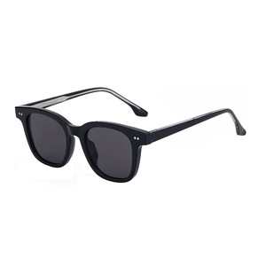 Gafas de sol unisex con montura cuadrada y forma de ojo de gato, montura negra de PC, protección UV400, clase 2, con estuche - Product Image 4