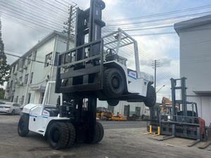 Montacargas TCM 100 de Uni Carriers, Blanco con Franjas Azules, Equipo Industrial Usado, 1 Año de Garantía, 10000 kg, Alta Eficiencia Operativa - Product Image 2