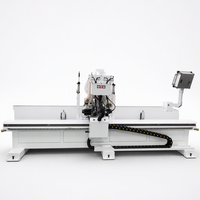 Machine de fraisage CNC pour la fabrication de portes intérieures en bois, avec usinage de trous de serrure et de fentes pour charnières