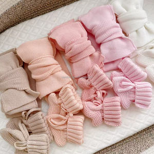 Set Regalo 2 Pezzi per Neonata: Fascia per Capelli con Grande Fiocco in Maglia Tinta Unita Preannodata e Scarpine Abbinate in Morbido Cotone - Product Image 3