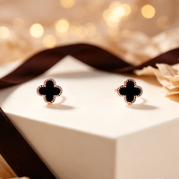 Mini Boucles d'Oreilles Clous Trèfle à Quatre Feuilles Anti-allergiques Plaqué Or 18K Bijoux Coquillage Tendance pour Femme Nouveautés Idées Commerciales 2026