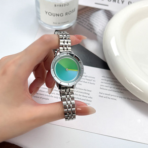 Reloj plateado minimalista para mujer, esfera con gradiente azul, pulsera de acero inoxidable, reloj de pulsera moderno de cuarzo - Product Image 3