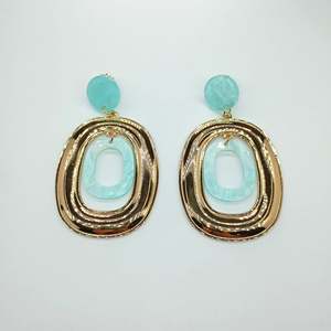 Pendientes de Moda con Baño de Oro PVD, Acero Inoxidable 316L, Resistentes y Sostenibles, Forma Ovalada con Acento de Turquesa - Product Image 1