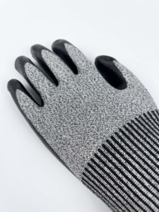 Guantes de Trabajo Resistentes a Cortes ANSI A5 Nivel 5, Color Gris, Ajuste Elástico Cómodo, Protección Anticorte, Recubrimiento de PU Negro - Product Image 5