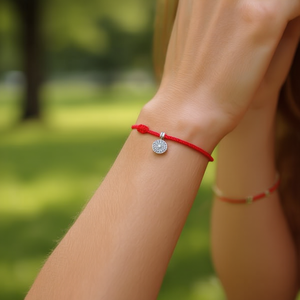 Braccialetto Ilan con 7 Nodi, Corda Rossa e Charm in Argento, Fatto a Mano - Product Image 3