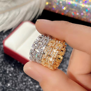 Pendientes Huggie de Lujo Chapados en Oro con Cristales de Estrás, Diseño Geométrico para Mujer, Uso Diario - Product Image 6