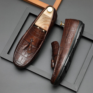 Mocassins plats confortables pour hommes en cuir de veau italien, chaussures habillées d'automne avec pompons - Product Image 3