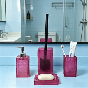 Set Bagno Moderno 4 Pezzi in Resina Fucsia Vibrante con Effetto Craquelé: Dispenser Sapone, Porta Scopino, Porta Spazzolino, Porta Sapone - Product Image 4