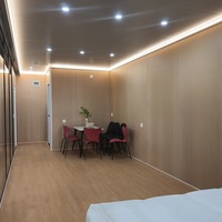 Salle de jardin modulaire de luxe avec éclairage LED d'ambiance et fenêtres pleine hauteur pour projet de décoration de cour de villa