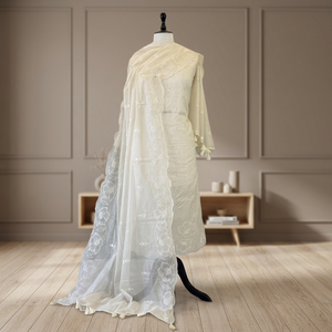 Colección de tres piezas de tela banarasi premium con elegante tejido para la parte superior, la parte inferior y la dupatta, ideal para celebraciones. - Product Image 4