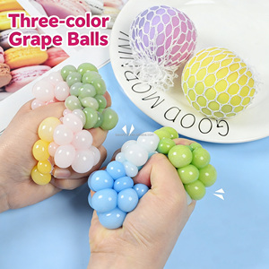 ลูกบอลบีบสีรุ้งขนาด 6 ซม. ของเล่นแปลกใหม่เปลี่ยนสีได้ ลูกบอลแป้งรูปองุ่น TPR บอลบีบนุ่ม ของเล่นบีบคลายเครียดสำหรับเด็กและผู้ใหญ่ - Product Image 1