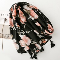 Nouveaux foulards en viscose à imprimé floral noir, châles de plage, grands foulards doux en polyester pour femmes, étoles, hijab musulman, foulard à franges