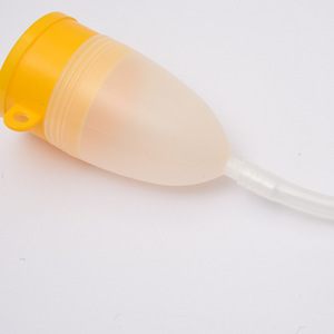 Orinal Portátil de Plástico de 1700 ml con Tubo de 90 cm para Pacientes Postrados en Cama - Product Image 5