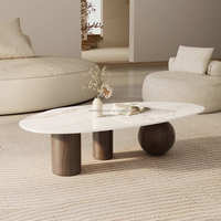 Table basse ovale moderne et minimaliste pour salon avec plateau en marbre et pieds en métal