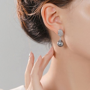 Boucles d'oreilles clous tendance géométriques en zircon gris argenté et nacre, design de luxe haut de gamme, plaqué or sur cuivre, cadeau - Product Image 4