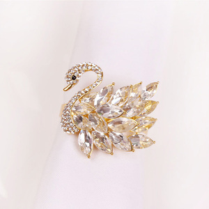 Vente en gros Rond <span class=keywords><strong>de</strong></span> <span class=keywords><strong>serviette</strong></span> en métal plaqué or Design classique Porte-serviettes style cygne Décoration <span class=keywords><strong>de</strong></span> <span class=keywords><strong>table</strong></span> pour fête <span class=keywords><strong>de</strong></span> mariage et Noël - Product Image 1