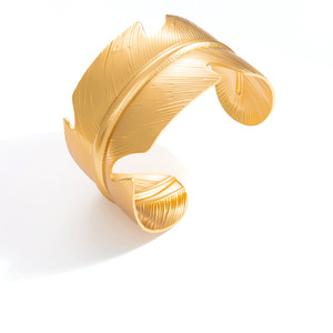 สร้อยข้อมือชุบทองรูปขนนกเครื่องประดับสตรีดีไซน์รูปใบไม้กว้าง18K ชุบสังกะสีอัลลอยแฟชัน - Product Image 5