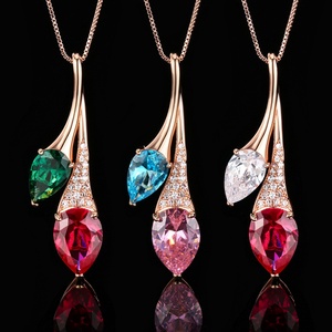 Collier pendentif élégant et lisse en cuivre écologique avec zircone cubique rouge et verte taille poire, bicolore, pour femme, usage quotidien - Product Image 6