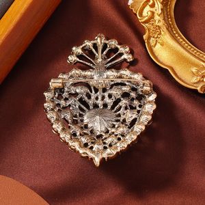 Broche en alliage cœur de pêche ornée de strass, style mi-siècle, vintage, accessoire pour costume féminin, manteau, vêtement d'extérieur, épingle de corsage, fermoir - Product Image 4