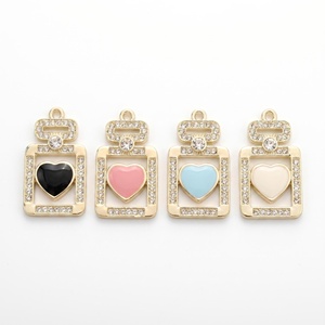 Colgante de Corazón Chapado en Oro con Esmalte Rosa y Diamantes de Imitación para Joyería Femenina, Estilo Lindo - Product Image 2