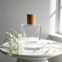 Vente en gros de flacons pulvérisateurs en verre personnalisés de 50 ml, forme carrée, design linéaire, avec pompe pulvérisatrice, sérigraphie, bouchon à vis, emballage en boîte pour