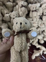 Ours en peluche doux et mignon pour présentation sur table de café