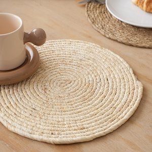 Vente chaude nouvelle arrivée décor à la maison taille mixte tissé à la main feuilles <span class=keywords><strong>de</strong></span> maïs napperons rush <span class=keywords><strong>paille</strong></span> <span class=keywords><strong>table</strong></span> ensembles - Product Image 2