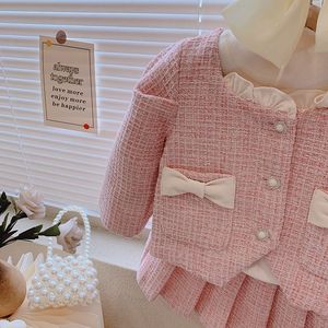 Completo autunnale per bambina, nuovo modello con fiocco, giacca e gonna a pieghe, due pezzi. - Product Image 3