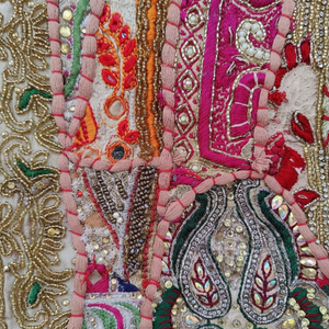 งานศิลปะติดผนังแบบวินเทจทำมือ ผ้าทอปักลายปะติดปะต่อ สไตล์บันจารา ประดับด้วยลูกปัด ขนาด 40x60 - Product Image 1