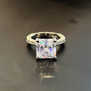 Anello classico quadrato a quattro punte per donna, gioiello elegante e scintillante per l'indice - Product Image 1