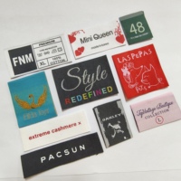 Étiquettes tissées personnalisées haute densité avec logo de marque imprimé, étiquettes textiles privées thermocollantes pour fabricants de vêtements