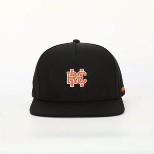Casquette Snapback Hip-Hop Noire Personnalisée à 5 Panneaux avec Logo Brodé, Casquette de Sport à Visière Plate avec Trous Découpés au Laser, Vente en Gros - Product Image 1