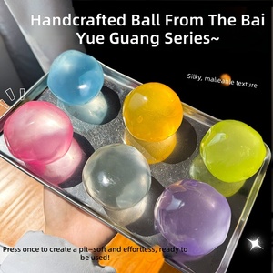 Balle anti-stress en plastique souple remplie d'huile de coco, série White Moonlight - Product Image 1