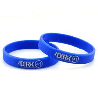 Bracelet en or blanc protégé contre les UV avec bracelet en silicone à changement de couleur émeraude