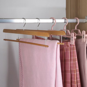 Cintre en <span class=keywords><strong>bois</strong></span> simple antidérapant Lavinia Wholesale avec barre en <span class=keywords><strong>bois</strong></span> massif <span class=keywords><strong>pour</strong></span> jeans et jupes, idéal <span class=keywords><strong>pour</strong></span> armoire et salon - Product Image 2