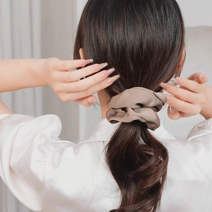 <span class=keywords><strong>Set</strong></span> <span class=keywords><strong>de</strong></span> Regalo <span class=keywords><strong>de</strong></span> Pinzas Grandes para el Cabello y Coleteros <span class=keywords><strong>de</strong></span> Satén al por Mayor Personalizados con Muestra Rápida para Niñas y Mujeres Accesorios <span class=keywords><strong>de</strong></span> Moda <span class=keywords><strong>de</strong></span> Poliéster - Product Image 3