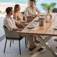 Luxuriöse Resort-Terrassenmöbel X-Basis Teak-Esstisch Wetterfester Rattansessel OEM