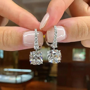 Boucles d'oreilles en diamant Tiffany & Co. en or blanc, taille coussin, couleur D, certifiées GIA, style classique pour femme, pour mariage - Product Image 4