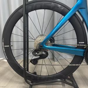 Bicicleta de Carreras Aerodinámica de Carbono con Frenos de Disco Hidráulicos Shimano 105/105 Di2/UT Di2, Directo de Fábrica Kozo, con Ruedas de Carbono - Product Image 3