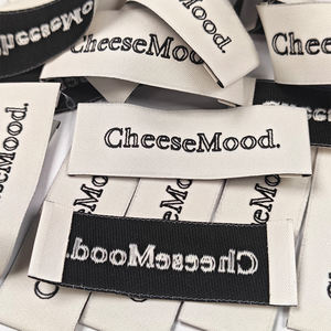 Etiquetas de Talla de Ropa con Logotipo de Marca Personalizada, Etiquetas Tejidas con Pliegue Central Estándar para Prendas de Vestir, Servicio de Diseño Gratuito - Product Image 1