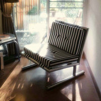 Salon moderne et élégant, chaise ergonomique à rayures blanches et noires, fauteuil de salon en métal pour hôtel, mariage, petit espace