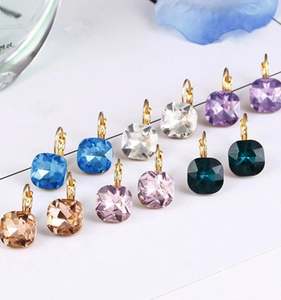 Pendientes de Moda con Cristales Austríacos Cuadrados en Color Dorado, Rosa, Rojo, Verde y Negro para Mujer - Product Image 1