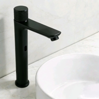 Robinet à capteur monotrou moderne en acier inoxydable avec valve en céramique chromé pour salle de bain, comptoir, hôtels, villas, appartements
