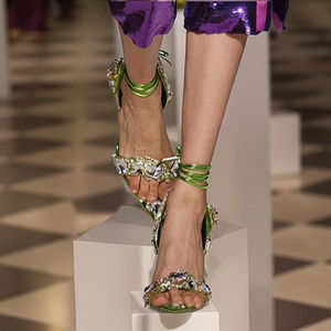 Sandales sexy à talon aiguille strass bling avec logo personnalisé Sandales à lanières à lacets et bout pointu Sandales à talon personnalisées pour femmes Chaussures <span class=keywords><strong>de</strong></span> fête - Product Image 6