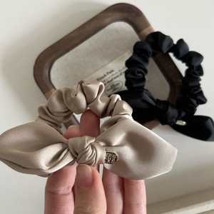 Satin Bow Chouchou Français Vintage Métal Étiquette Haute qualité Cheveux Cravate Bande En Cuir Tempérament Corde Chapeaux Dame - Product Image 1