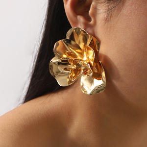 Boucles d'oreilles tendance simples et élégantes de haute qualité 2025, style fleur, alliage de zinc plaqué or 14 carats, bijoux charmants - Product Image 5