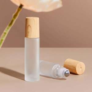ขวดโรลออนน้ำหอมแบบใสสีอำพัน ขนาด 10 มล. เป็นมิตรกับสิ่งแวดล้อม ผลิตจากแก้ว ฝาไม้ไผ่ พร้อมลูกกลิ้ง - Product Image 3